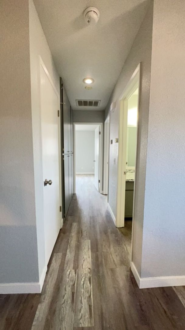 Building Photo - Newley Renovated 2 bedroom Duplex.