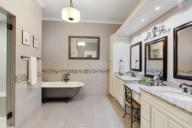 Building Photo - Upperline