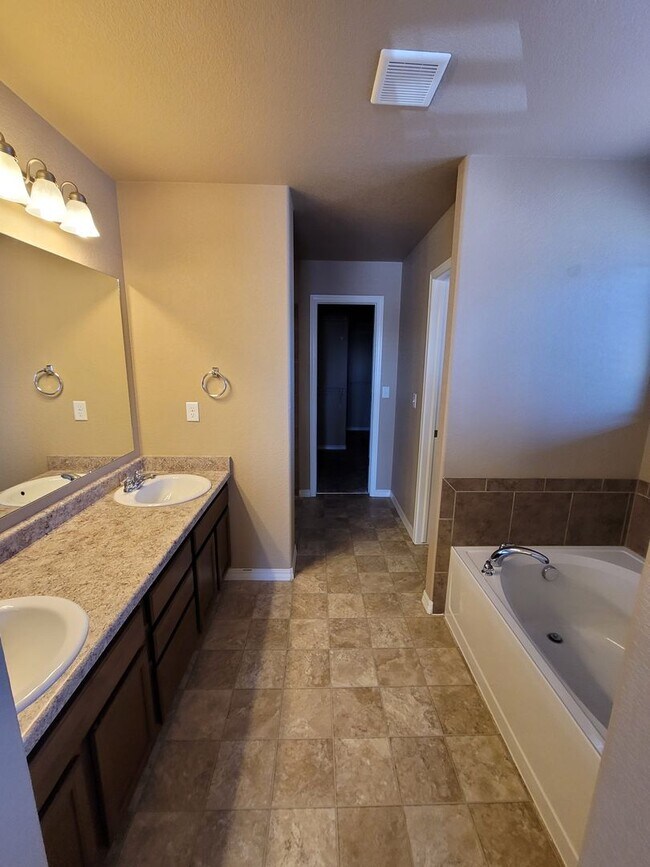 Building Photo - Spacious 4 Bedroom for Rent on Desert Lily