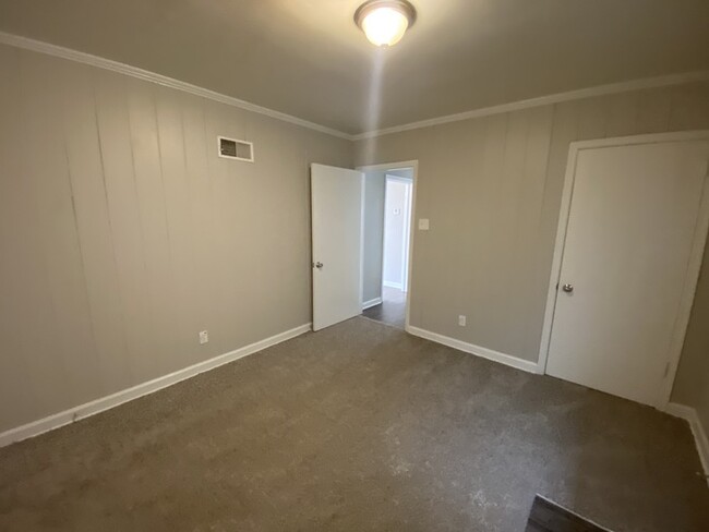 Building Photo - 1064 E Shelby Dr Memphis, TN 38116