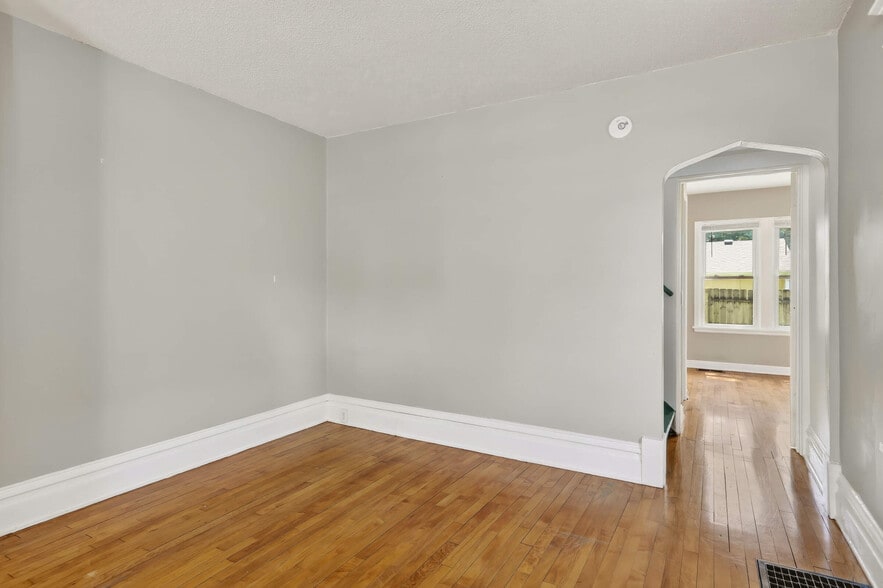 Building Photo - 2611 E 38th St