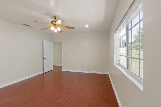 Building Photo - 15424 Mayall St