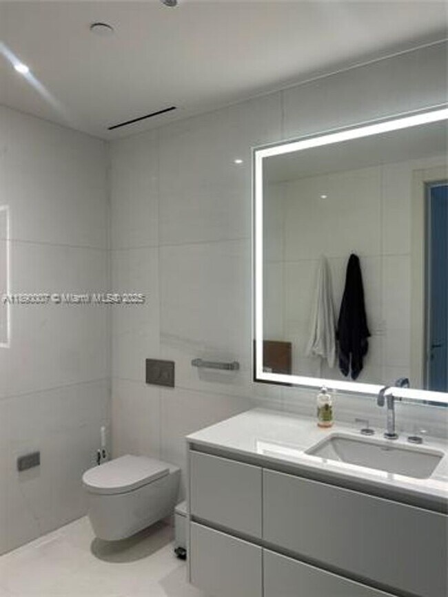 Building Photo - 300 Biscayne Blvd Way