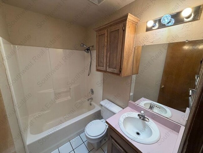 Building Photo - Cute 3 Bed 2 Bath 2 Car Garage home