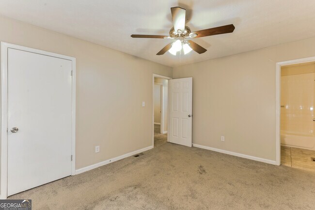 Building Photo - 5869 Bobbin Ln