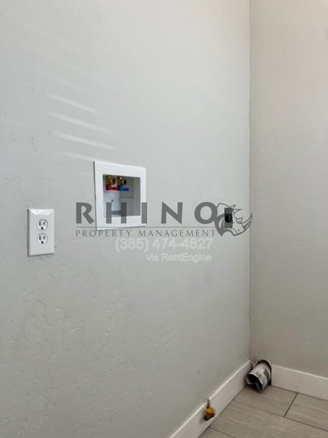 Building Photo - 576 N 400 W