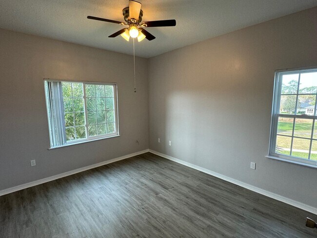 Building Photo - 625 Fairway Dr