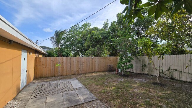 Building Photo - 6511 Seminole Dr