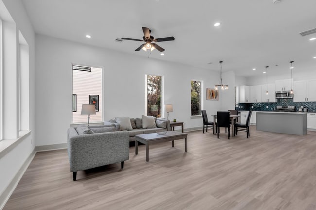 Building Photo - Sleek & Modern 3/2 in Garden Oaks