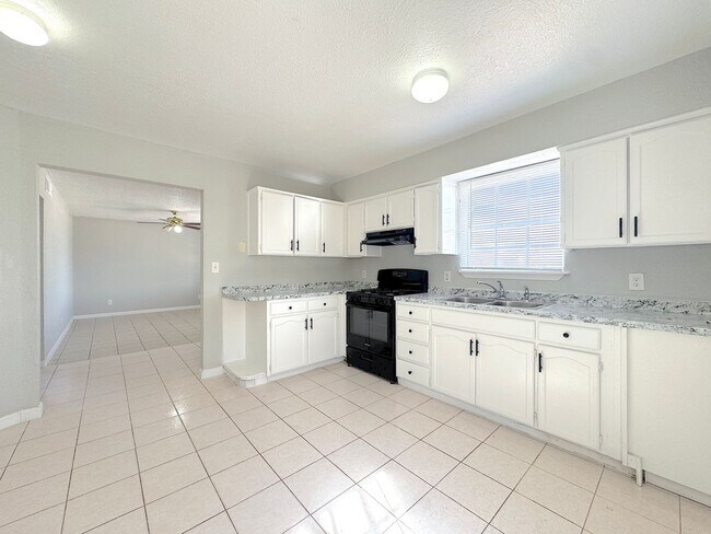 Building Photo - East El Paso 3 bed Refrig A/C