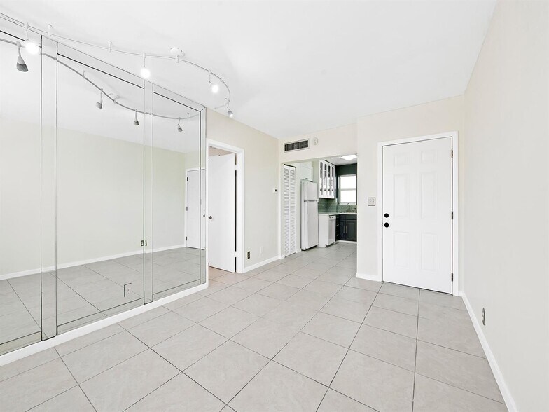 Building Photo - 2238 Monroe St