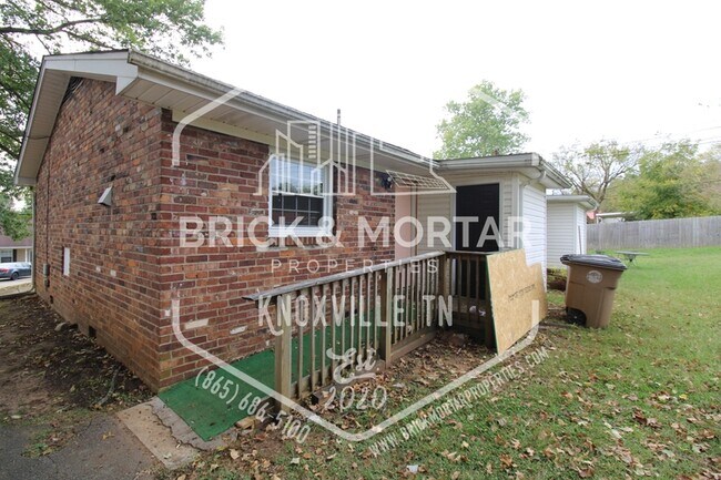 Building Photo - 2409 Holbrook Dr