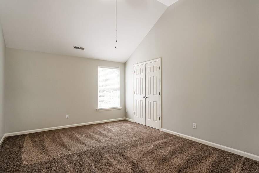 Building Photo - 401 Pyracantha Dr
