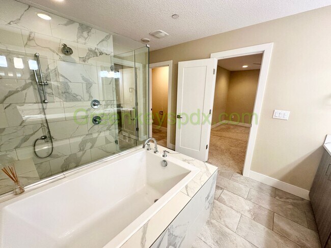 Building Photo - Gorgeous, Custom-designed 4-Bedroom Contemporary Townhouse on 3 Levels