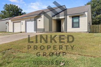 Building Photo - Fully Renovated 3 Bedroom Duplex in the heart of Broken Arrow