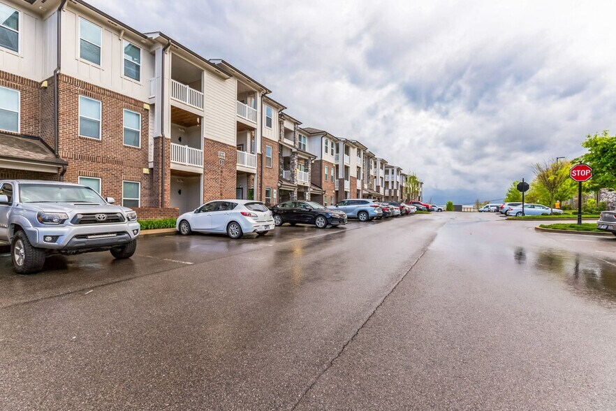 Building Photo - 811 Creekside Terrace Way