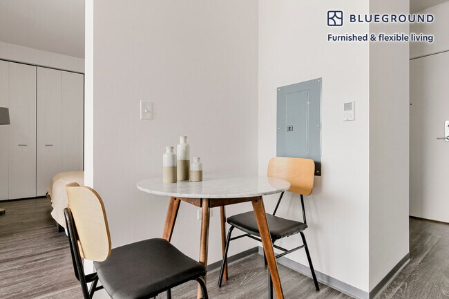 Building Photo - 2340 N California Ave