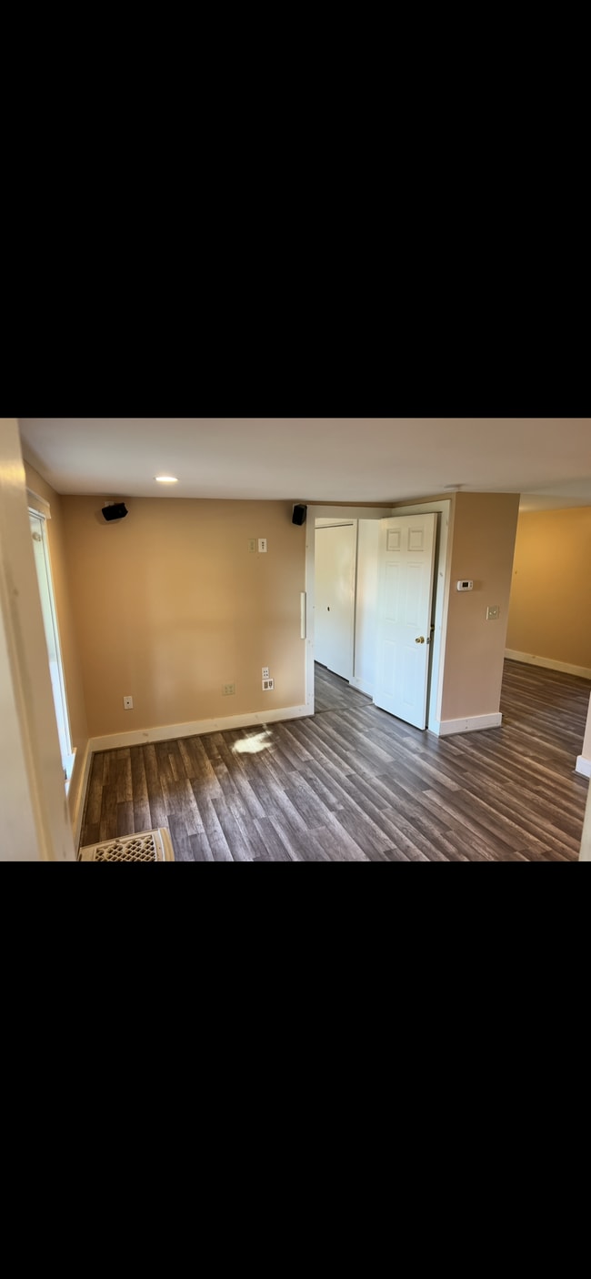 Building Photo - 9 Pebble Ln