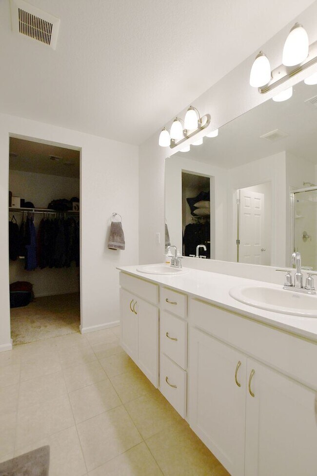 Building Photo - Painted Prairie Town Home for Rent! Brand ...