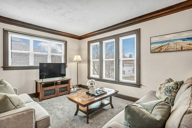 Building Photo - 817 Bell Ave