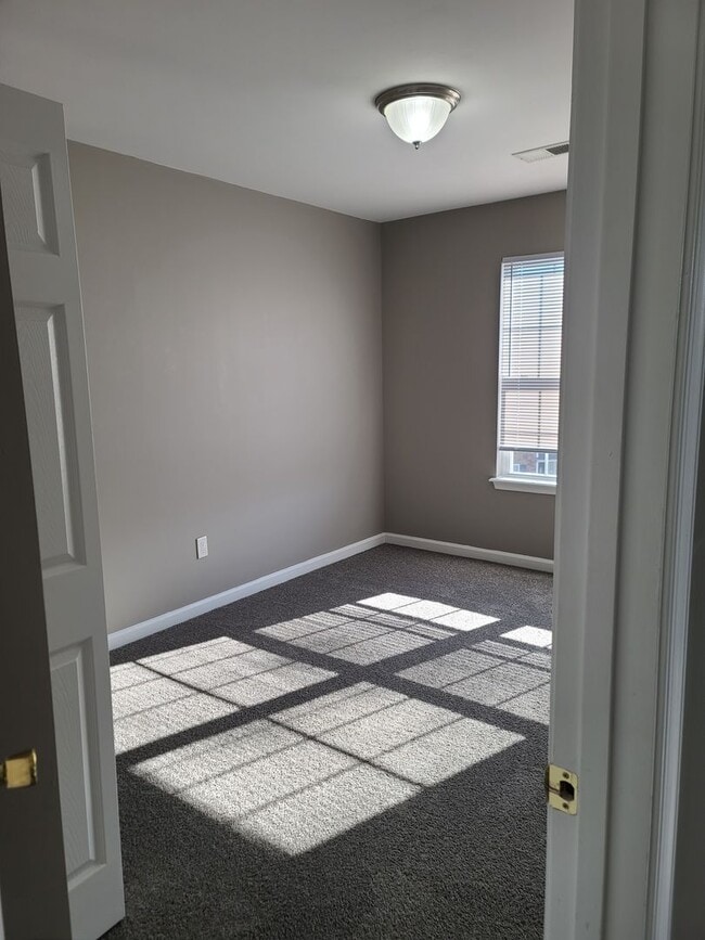 Building Photo - 3 Bedroom 2 1/2 bath Townhome for Rent in ...