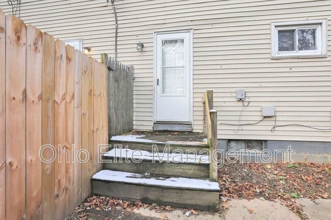 Building Photo - 898 Racine Ave