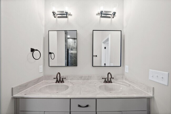 Building Photo - Spacious 4 bedroom 3 full bath home for rent!