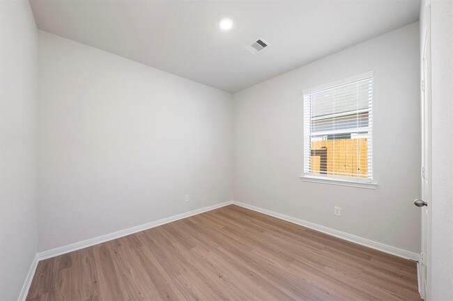 Building Photo - 15403 Maple Ter Dr