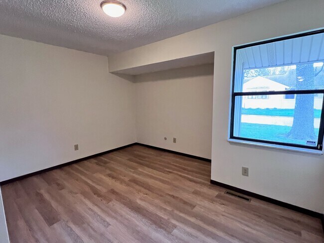 Building Photo - 2309A Melrose Dr