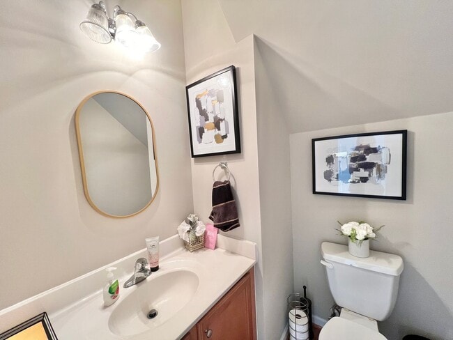Building Photo - Beautiful 3BD, 2.5BA Raleigh Townhome in t...
