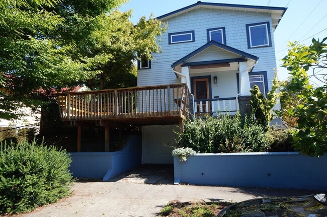 Building Photo - Amazing two bedroom sellwood beauty!