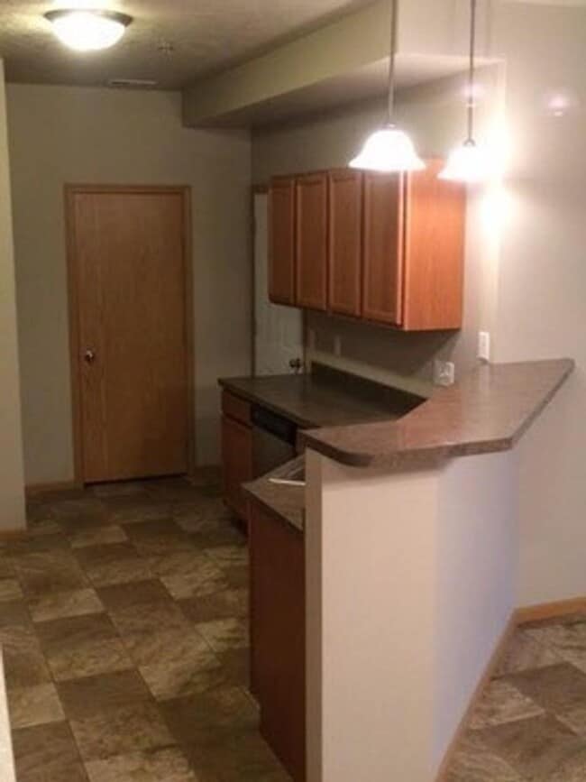 Building Photo - 3 Bedroom Condo!