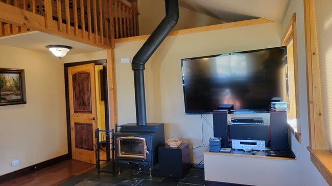 Building Photo - Spacious Apartment on Lake Hatcher **Rent ...