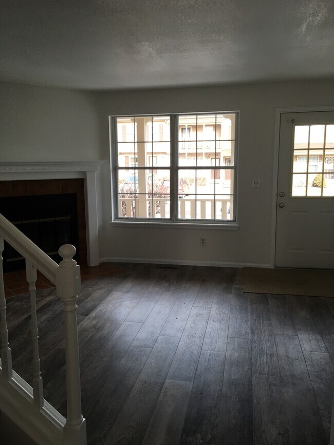 Building Photo - Darling 3 bedroom, 3 bath Louisville Townhome Available June 7