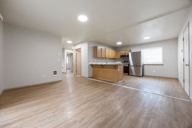 Building Photo - 5Bed/2.5 Bath home available in SE Portland