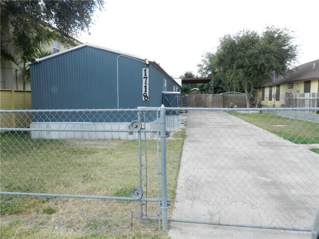 Building Photo - 1718 E Juarez Ave
