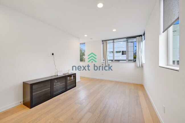 Building Photo - A beautiful 3 bed and 2 bathroom townhouse for rent