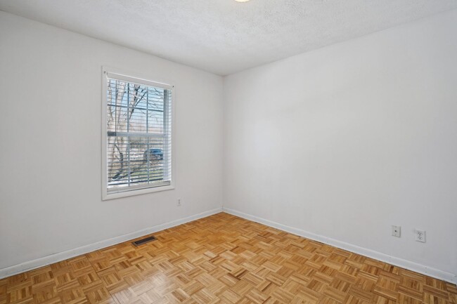 Building Photo - Charming 3-Bedroom Rental with Spacious Ya...