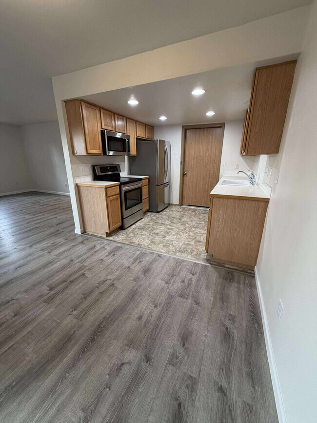 Building Photo - 904 Avalon Ct SE