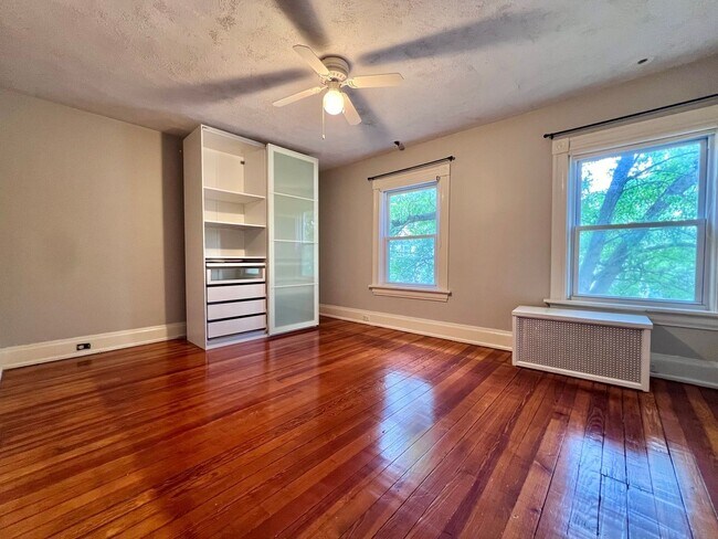 Building Photo - 2869 Markbreit Ave