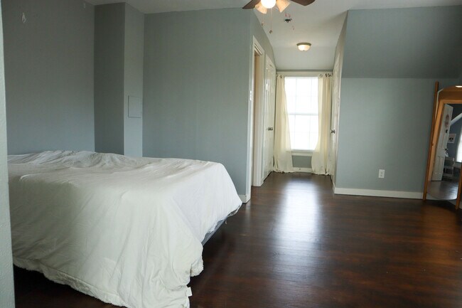 Building Photo - 123 Lloyd St