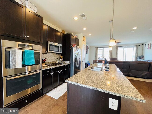 Building Photo - 419 Foxglove Way