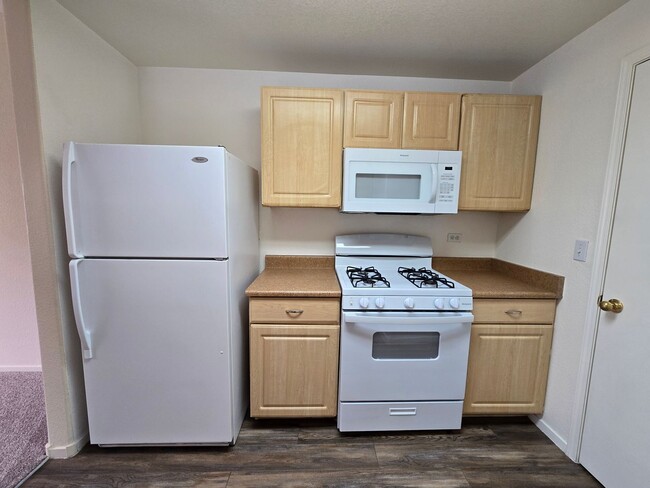 Building Photo - A Charming 3 Bedroom upstairs unit in NW L...