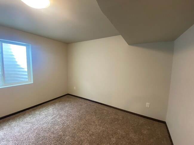 Building Photo - 5 BED | 2 BATH | DOUBLE GARAGE | RAPID VALLEY