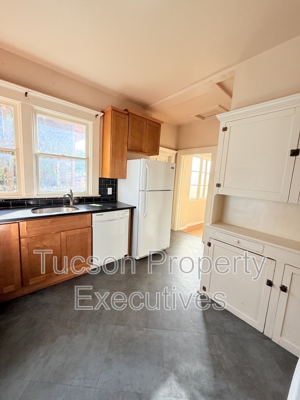 Building Photo - 340 S Scott Ave