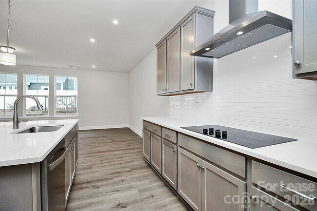 Building Photo - 6029 Mariemont Cir