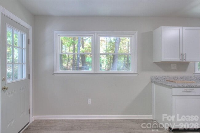 Building Photo - 1300 Sharon Dr