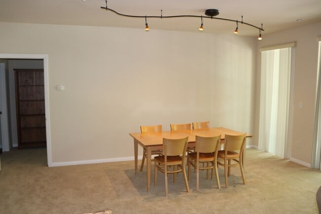 Building Photo - Spacious Downtown Condo