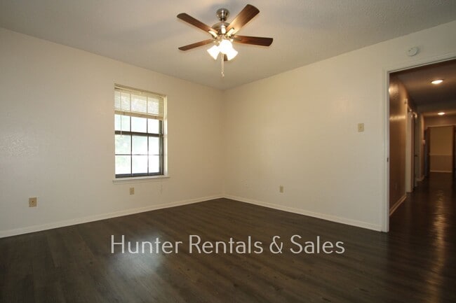 Building Photo - Country Trails Classic!