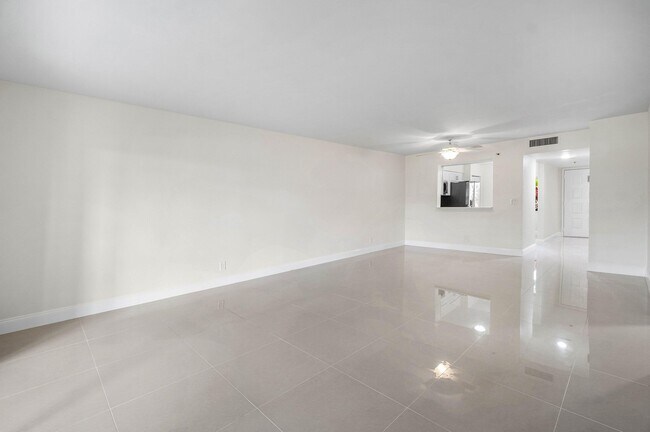 Building Photo - 7290 Kinghurst Dr